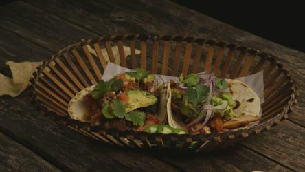 在篮子里旋转的玉米饼和玉米片[]