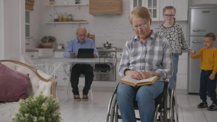 孩子们拥抱和亲吻他们的祖母[]