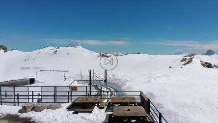 瑞士阿尔卑斯山被雪覆盖的景色[]