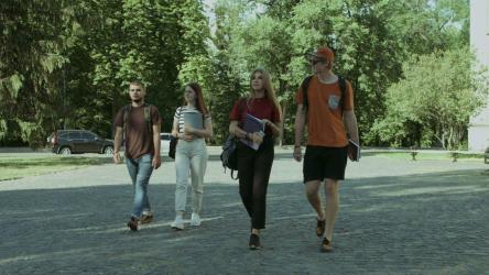 学生走过一所大学[4K免费商用]