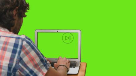 男孩在他的电脑上，彩色背景上有绿色屏幕[免费商用]