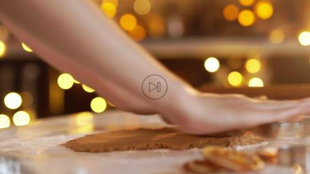 一位女士正在准备传统的自制圣诞甜点[4K]