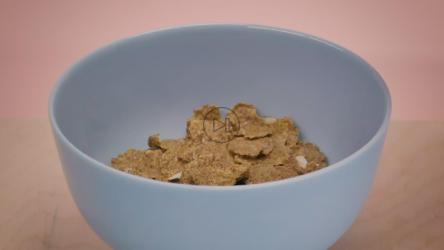 小碗里有麦片，他们给你牛奶[免费商用]