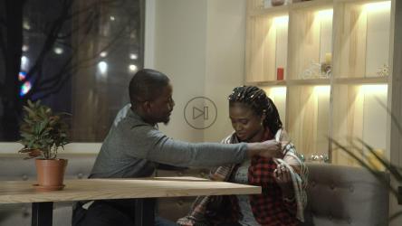 咖啡馆里的一对情侣和服务员聊天[4K]