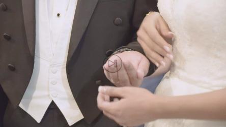 一对新人在婚礼上牵手[免费商用]