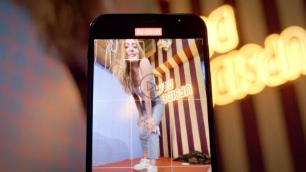 Smarphone记录了一名年轻女子在倒置的房间里摆造型[免费商用]