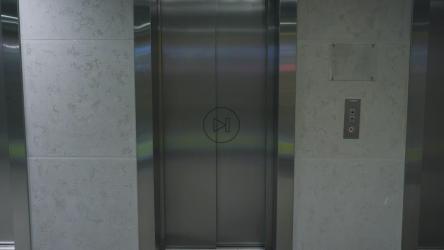 带绿色屏幕的办公室电梯[4K]