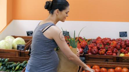 孕妇在蔬菜水果店购物[]