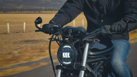 一名男子的摩托车在路上超速行驶[免费商用]