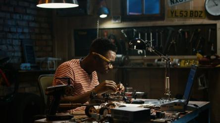 一名戴眼镜的男子正在修理一架无人机[4K]