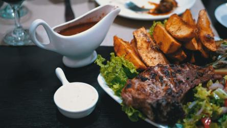 餐馆里的肉、土豆和沙拉[]