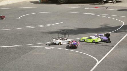 红色玩具车在跑道上旋转[]