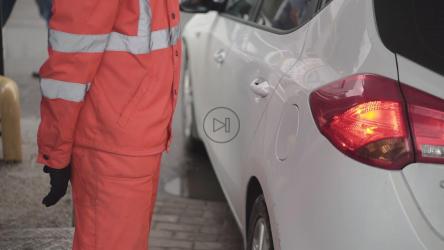 给汽车加满汽油[4K]