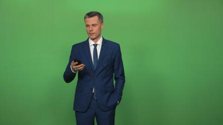 愤怒而兴奋的商人在电话里交谈[4K]