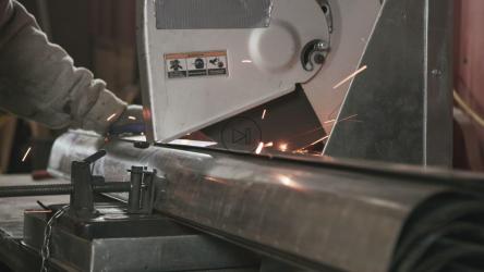 车间金属锯发出的火花[4K]