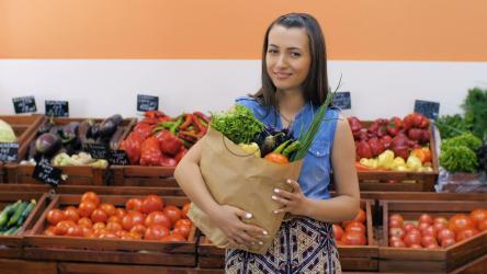 购物妇女的肖像[]