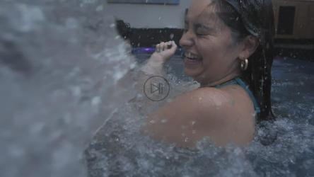 朋友们在游泳池里玩[免费商用]