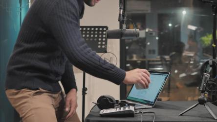 播音员准备录制节目[免费商用]