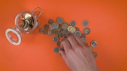 往玻璃罐里装硬币[]