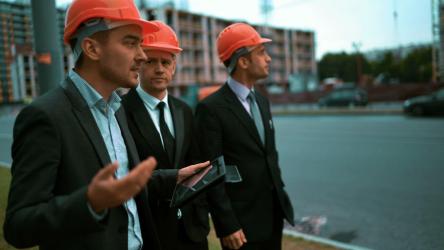 建筑师与商人交谈[4K免费商用]