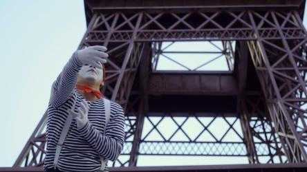 Mime在埃菲尔铁塔前[免费商用]