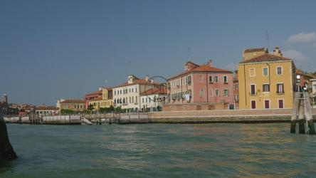 在威尼斯运河中航行[4K]