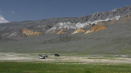 漫游车沿山脉行驶的鸟瞰图[]