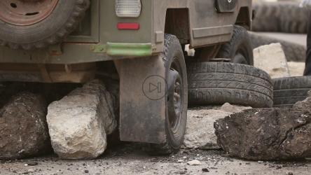 越野卡车驶过岩石障碍物[]