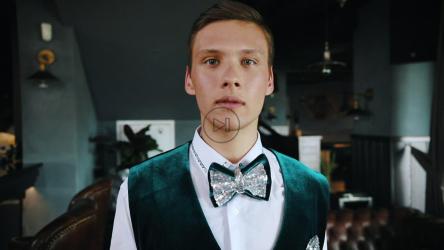 舞者面对镜头走着说再见[]