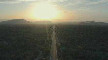 日落时道路周围的自然空中全景[免费商用]