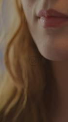 一个女人吹咖啡的特写[免费商用竖屏]