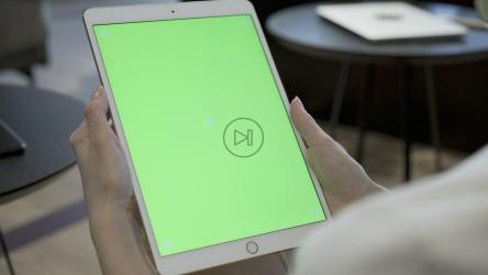 一位女士拿着一块带色度键屏幕的平板电脑[4K]