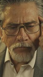 一个下棋的知识分子老人的脸[免费商用竖屏]