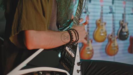 复杂独奏：乐器商店里的熟练吉他手[免费商用]