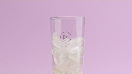 一股苏打水把水晶杯装满了冰[免费商用]