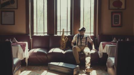 一名男子正在收拾他的萨克斯管[4K免费商用]