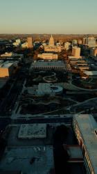 从高处俯瞰国会大厦的大城市[免费商用竖屏]