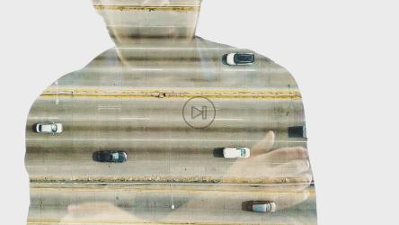 一个留着胡子的男人在路上交叉双臂和车流[免费商用]