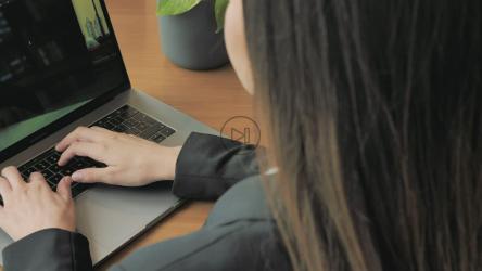 女人在笔记本电脑上写字[免费商用]