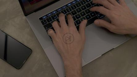 在笔记本电脑上打字[4K免费商用]