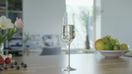 蓝莓被放入香槟[]