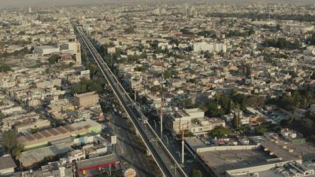 火车穿越大城市的空中全景图[4K免费商用]