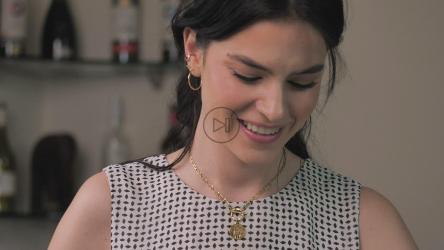 快乐女人准备沙拉[免费商用]