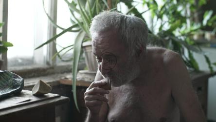 可怜的老人在吃面包[]