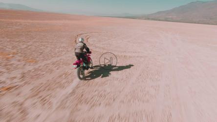 骑摩托车穿越沙漠的男子[免费商用]