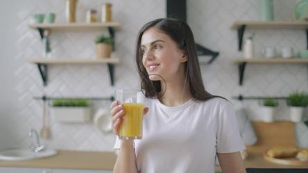 早上喝橙汁的女人[]