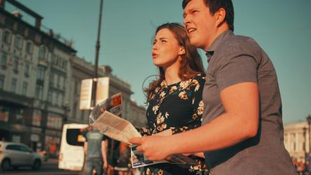 情人在街中央拿着地图[免费商用]