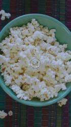 朋友们从碗里拿爆米花[免费商用竖屏]