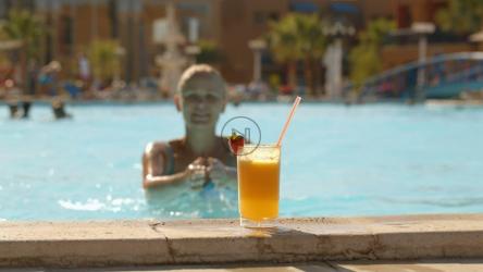 在游泳池里享用鸡尾酒[]