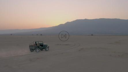 一名男子驾驶吉普车穿越沙漠[免费商用]